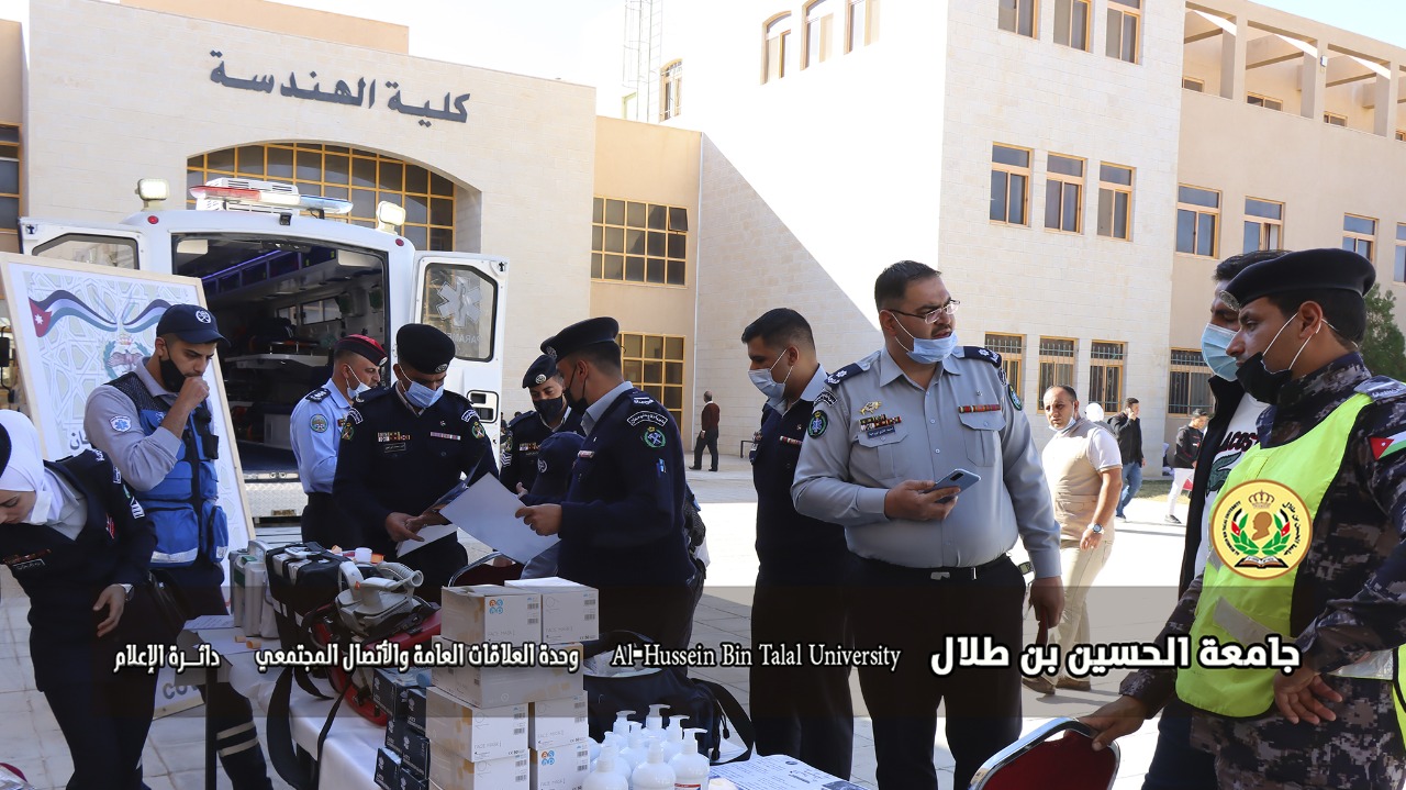  الدفاع المدني يقيم مبادرة (يداً بيد) في جامعة الحسين بن طلال.